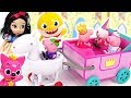 Peppa Pig Princess Carriage with the Disney princesses! Baby Shark party play #PinkyPopTOY