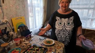 Готовим любимые бутерброды  и лёгкий супчик. Опрыскиваем  морковь керосином.