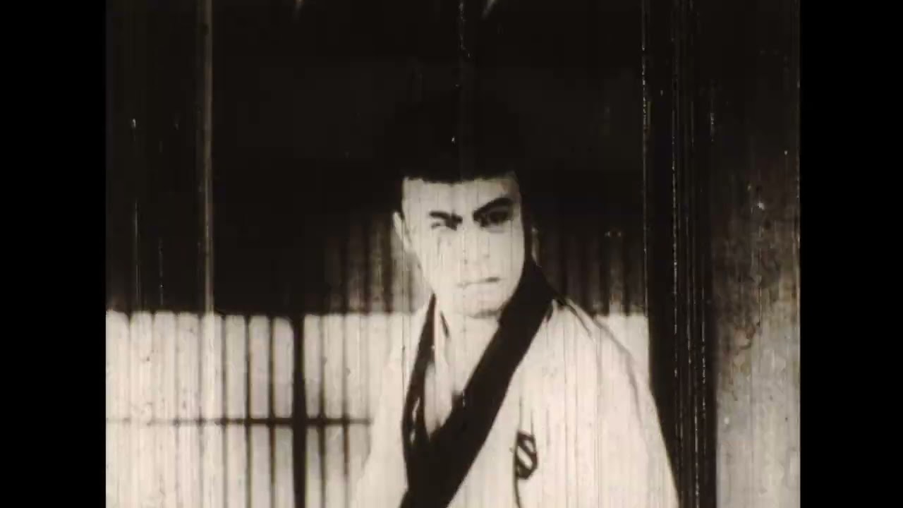 寄贈いただいた約60年前の16ミリ手回し映写機と珍しいフィルム - YouTube