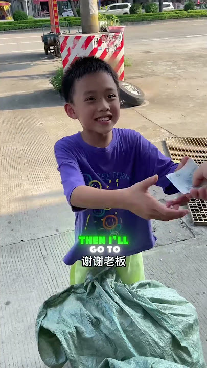Langlang and Lucas are celebrating their grandmother's birthday.#funny