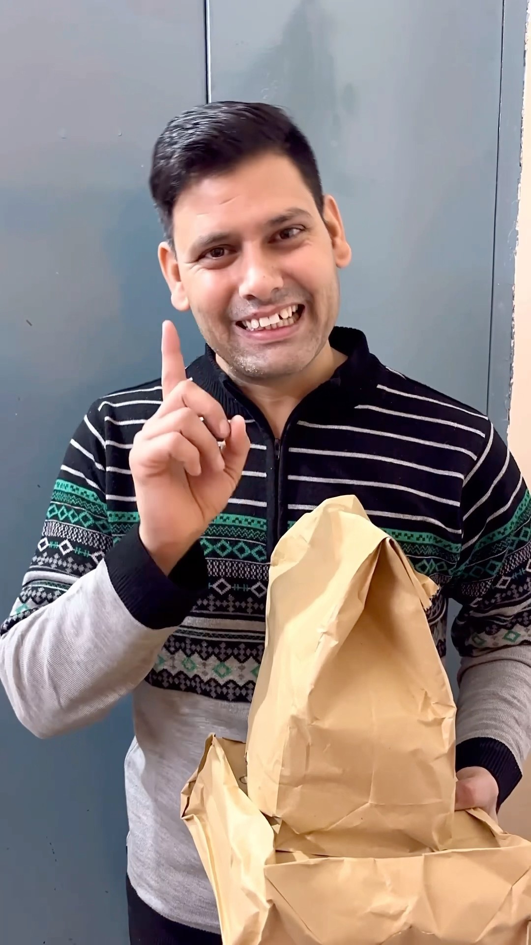Papa kya lekar aye??