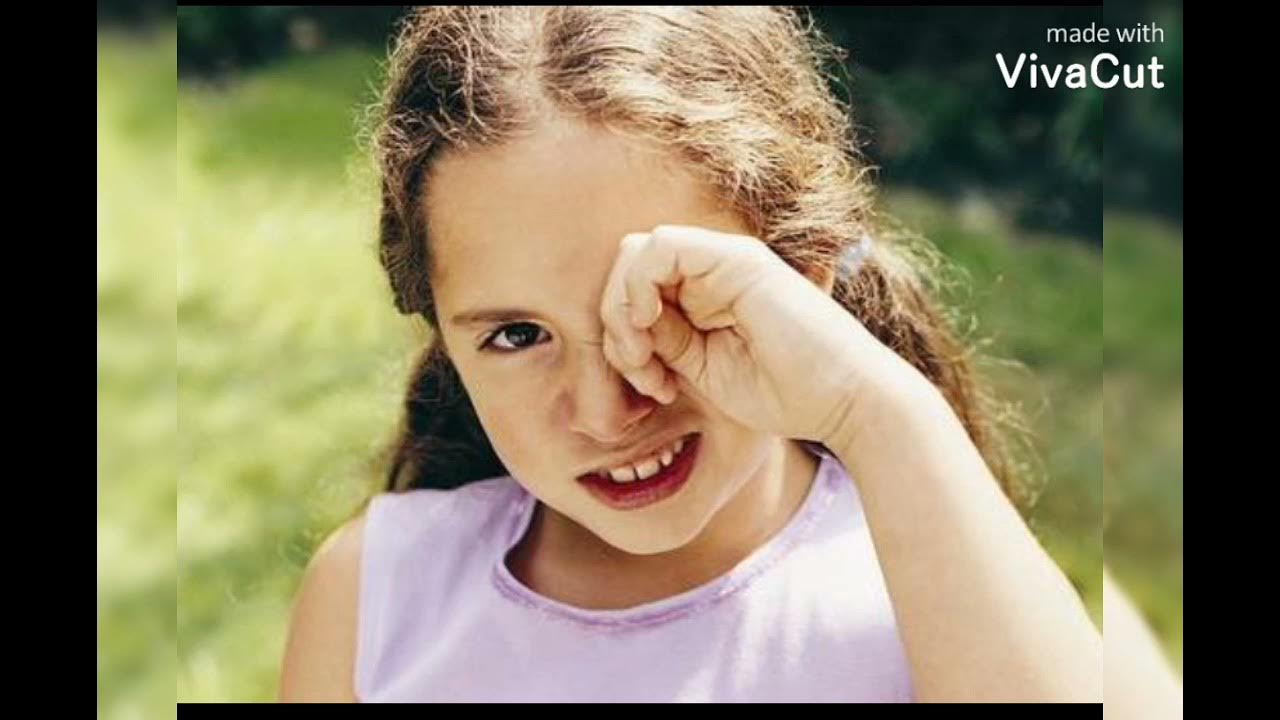 Тереть глаза грязными руками. Ребенок с закрытым руками лицом. Протирает глаза. Ребенок гримасничает в 7 месяцев. Тереть глаза грязными руками.