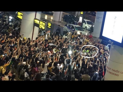 EXO Sehun and Chanyeol mobbed by Vietnam EXOLs at Hanoi Airport