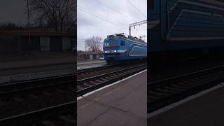 Электровоз ВЛ-40-1414-1 подаёт на посадку поезд &quot;Карпаты&quot; Одесса-Львов. 2 января 2024 года