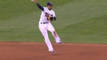 KC@MIN: Escobar ranges to his right to get forceout