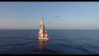 Tanguy de Lamotte se filme avec son drône embarqué / Vendée Globe