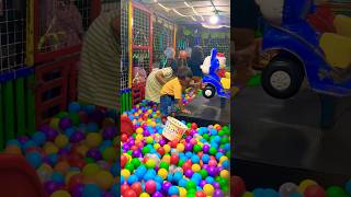 Putarin Roda Odong Odong Kelinci Biru Imut. Kakak Lompat Lompat Di Trampolin Wahana Mandi Bola Seru