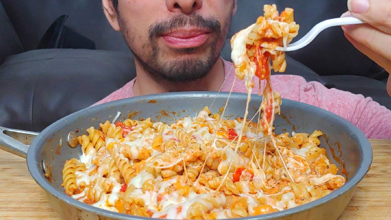 Мукбанг-шоу с пастой, сыром и томатами черри.