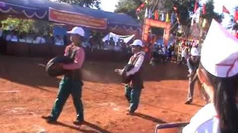 Chinh Biat 1. Đánh chiêng người Biat