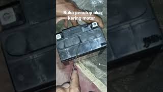 Cara Membuka Penutup Aki Kering Motor