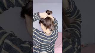 Download Lagu A tutorial on how to tie a bun whenever you have hands#Hairstyle tutorial#Hairstyle#It MP3