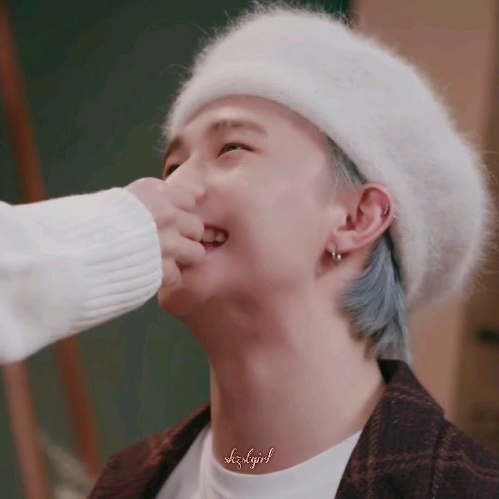 seungmin feeds hyunjin with gummy jellies🥺 #straykids #skz #hyunjin #seungmin #seungjin #hyunmin