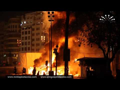 Crema Falla Municipal. Fallas 2011. Plaza del Ayun...