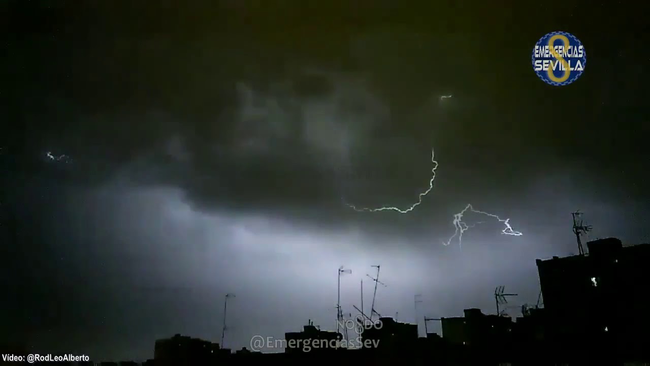 Nueva tormenta con aparato eléctrico en Sevilla (Vídeo: Emergencias Sevilla) roseola