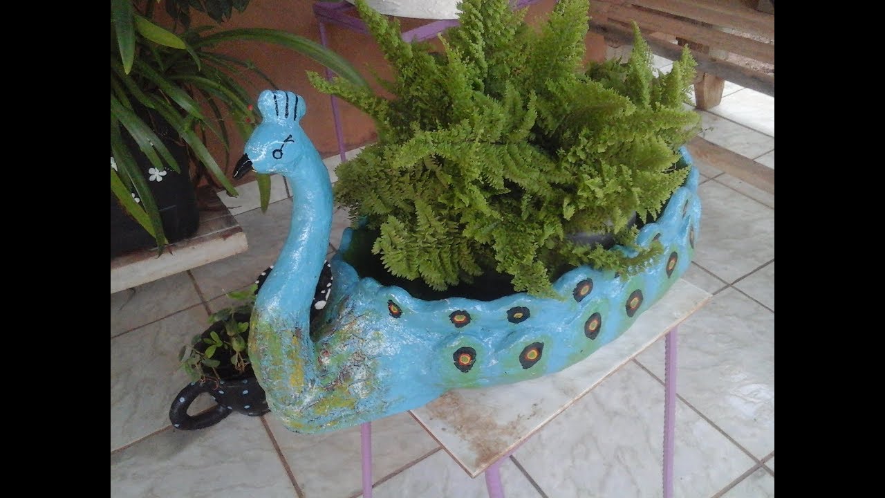 vaso de cimento em forma de pavão