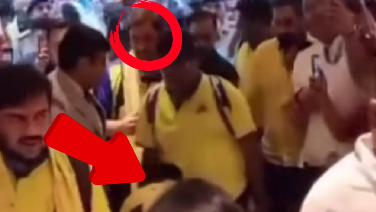 WATCH MS DHONI PRICELESS REACTION WHEN FAN TOUCHES HIS FEET❤..