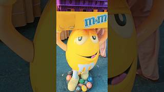 ​M&M's Yellow Character on Duty! 😂🍫 #M&M statue #asmr #ViralVideo #trending #toys