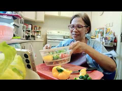 Cutting Bell peppers colored 🫑🥬 lettuce 🥬 cucumber 🥒🥒 for salad second day Ramadan
