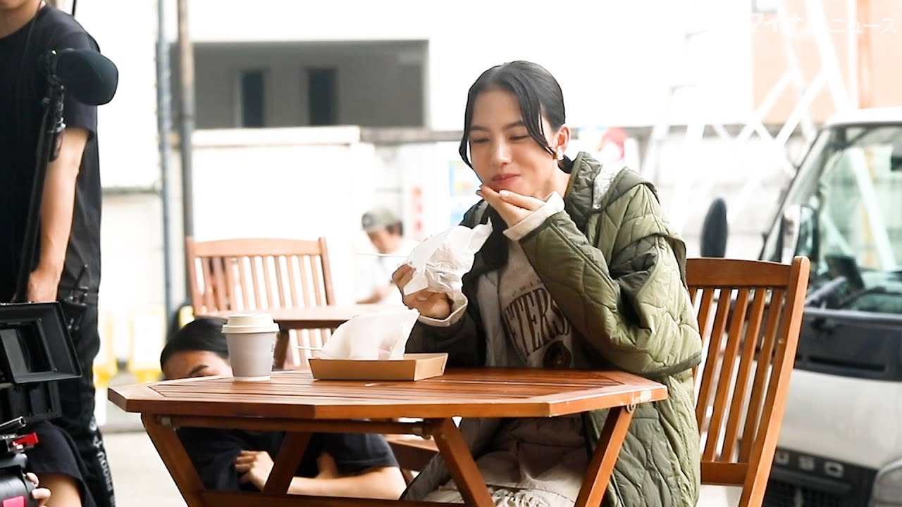 清原果耶、食べる演技がうまくいかず、お茶目に照れ笑い 北村匠海のナチュラルな表情にも注目『niko and ...』新ブランドムービー メイキング映像公開