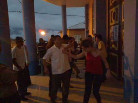 Ver Bailando con la banda en las fiestas de Muluncay 2009 no YouTube Ver Bailando con la banda en las fiestas de Muluncay 2009 no YouTube