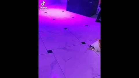 wedding cake 🎂 ruined by careless staff