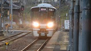 JR和歌山線　高野口駅1番ホームに227系1000番台普通が到着