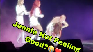 WHAT HAPPEND TO JENNIE? (Rosie Dropped Her Mic On Her Ankle?) - Newark Concert