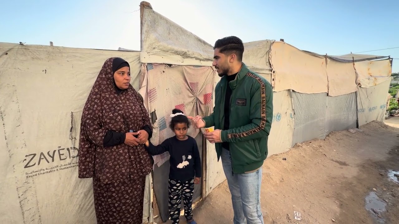 توزيع مبالغ نقدية على عائلات الشهداء بغزة ( قصص صعبة جداً ) 💔