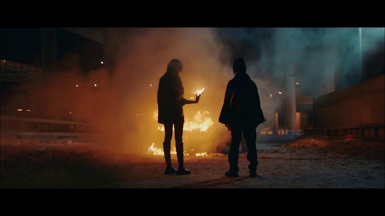 Выдуватель огня шоу. Огненная энигма. Клип гори огнем. Столб огня. Ты горишь как огонь кавер.