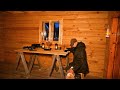 La vie hivernale dans une cabane en rondins hors rseau dans la nature