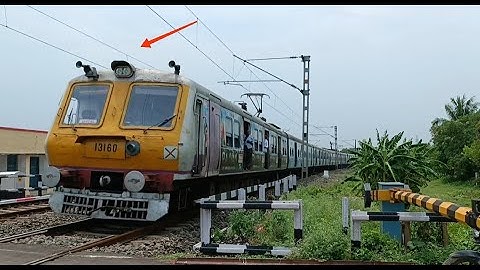 Aerodynamic Emu Like Bullet Train : Aerodynamic Emu Train Dangerous Passing at Railgate