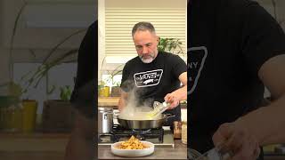 Diese Soße macht die Pasta besonders
Sesammus, Zitrone, Knoblauch und Hefeflocken – daraus entsteht eine unglaublich seidige Pasta-Soße mit richtig viel Geschmack.
➡️ Das komplette Rezept findest du jetzt im neuen Video auf meinem Kanal. Diese Soße macht die Pasta besonders