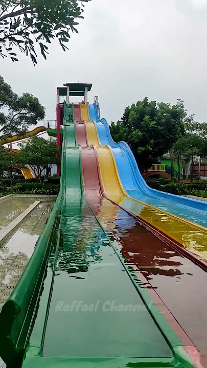 ada yang berani naik perosotan ini? #shorts #perosotan #perosotanpelangi