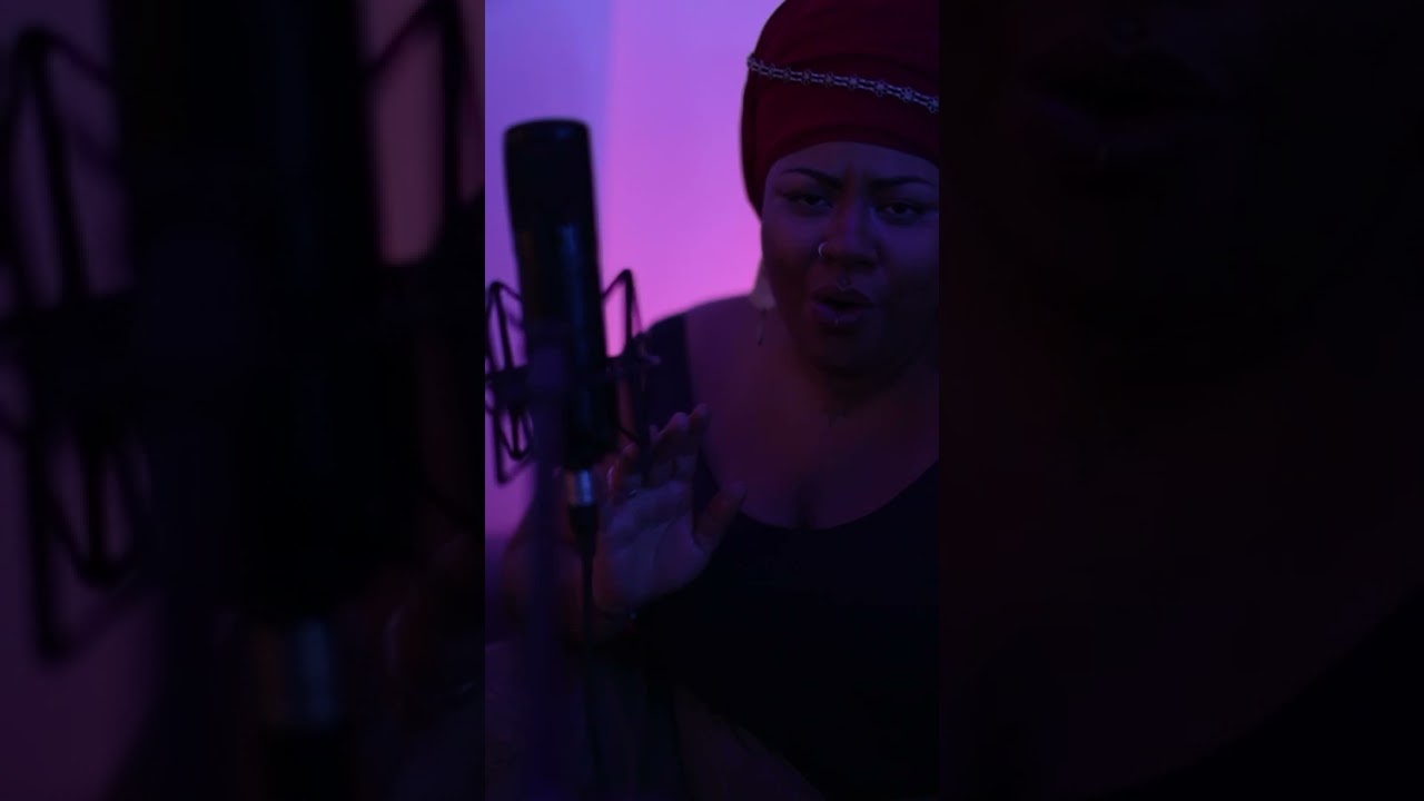 Blue.Sessions episódio 3:Amanda Chaves a Negamanda canta On my mind de Jorja Smith.