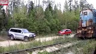 Жесть!Тепловоз ТЭМ2У вытягивает внедорожник/Tin!TEM2U diesel locomotive pulls off-road vehicle!