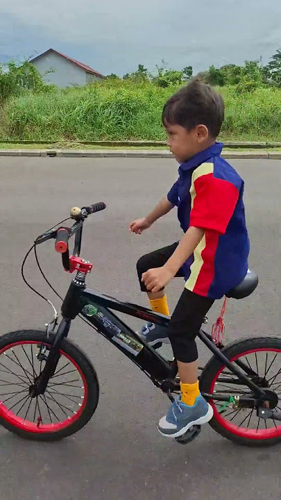Ahsan sepedaan pakai baju apa ya? Keren kan#shorts#sepeda#ahsan#shortsviral