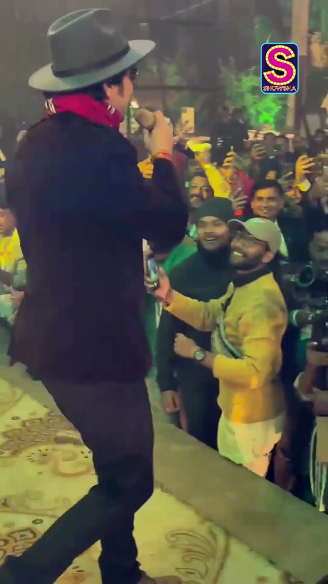 Watch: Singer Papon Helps A Fan Mid-Performance | Singer Papon | English News | News18 | N18S
