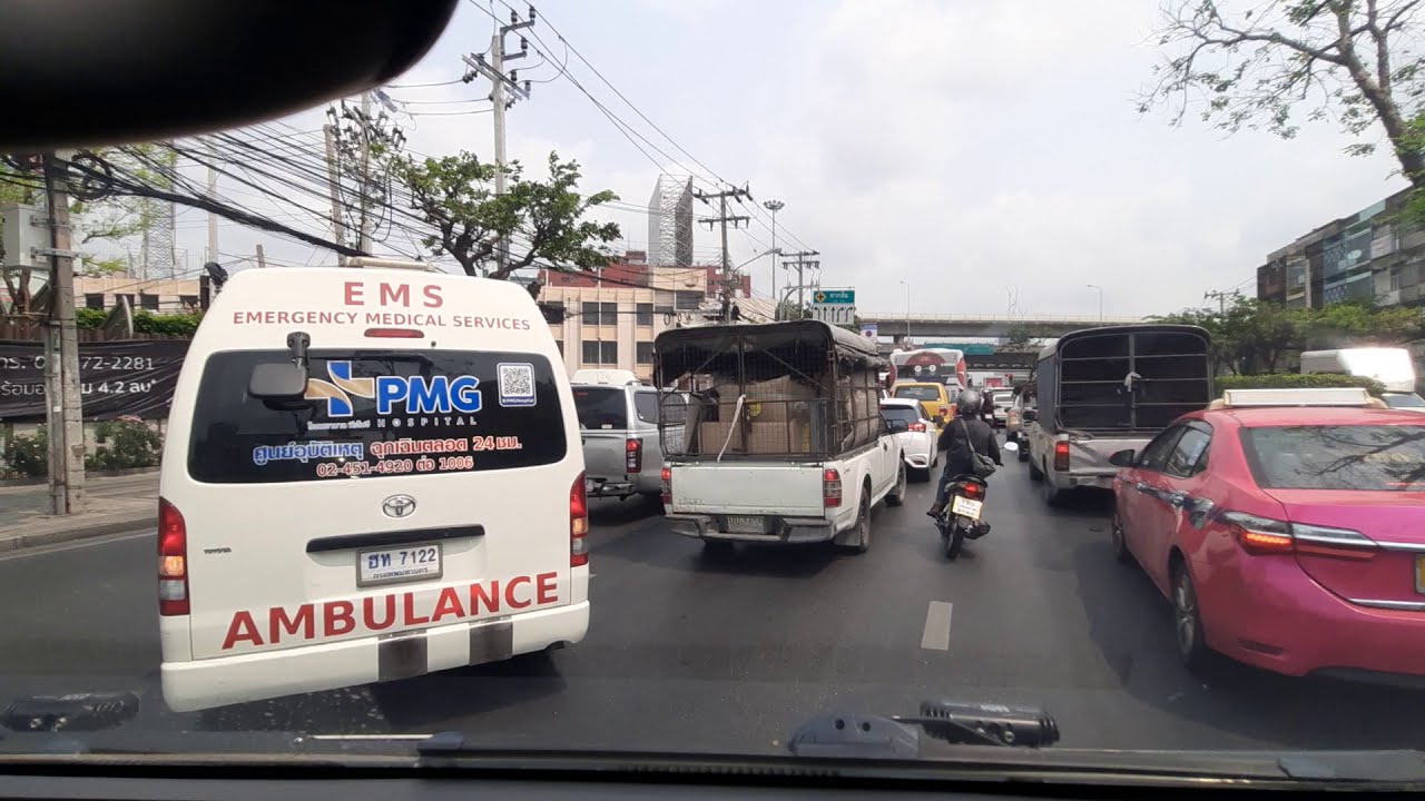Ambulance Bangkok Send patients to hospital
