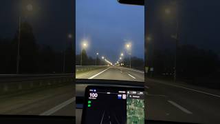 Tesla включает уличное освещение