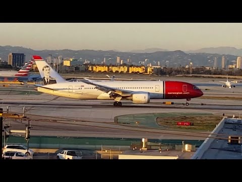 Norwegian 787-8 Landing in reverse ops at LAX