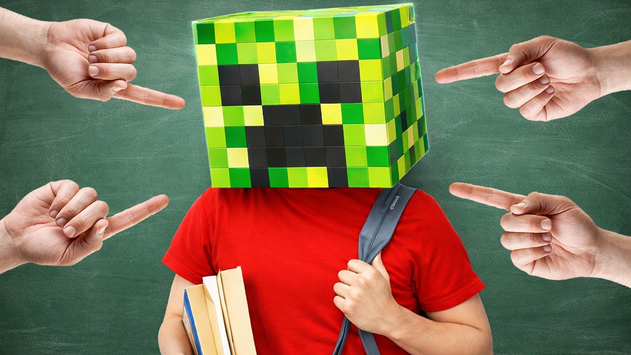 MİNECRAFT MASKESİYLE YÜZÜNÜ GİZLEYEN ÇOCUK