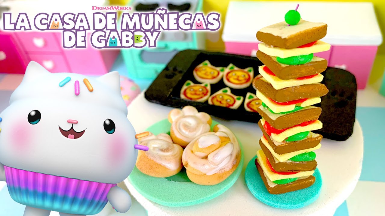 ¡Haciendo pequeños dulces en la cocina de  Pastelillo! | LA CASA DE MUÑECAS DE GABBY