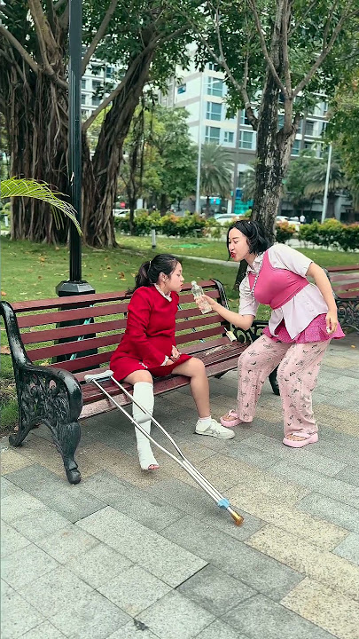 KM - The girl just needed a bottle of water [KINDNESS MAN] #kindness #respect #goodman #happy