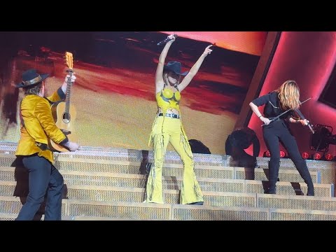 Lainey Wilson - Call a Cowboy (Live in Orlando, FL 11-8-25)