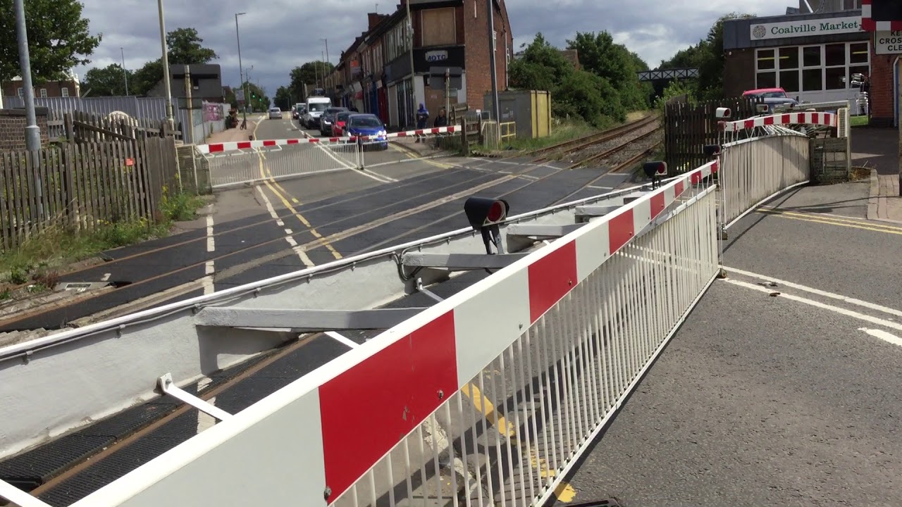 *Cars Obstruct Crossing, Double Hangman* Coalville Level Crossing (Leicestershire) 10/07/2020