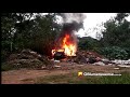 Vídeo: fogo destrói carro em terreno baldio no bairro Badenfurt, em Blumenau