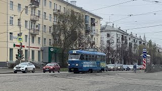 Учебный трамвай! Tatra T3SU (двухдверная) 958 следует по перекрестку через остановку УРФУ