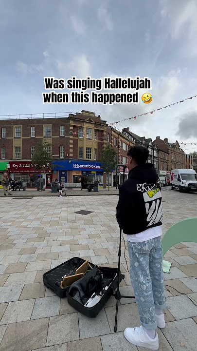 Her reaction is EVERYTHING 🤣 #shorts #busking #busker #singer #funny #hilarious #hallelujah