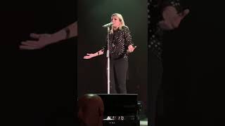 EMMA SI COMMUOVE SUL PALCO DURANTE UN CONCERTO