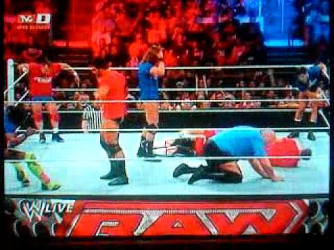 Batalla Real Raw vs Smack Down 04/25/11 Battla Roy...